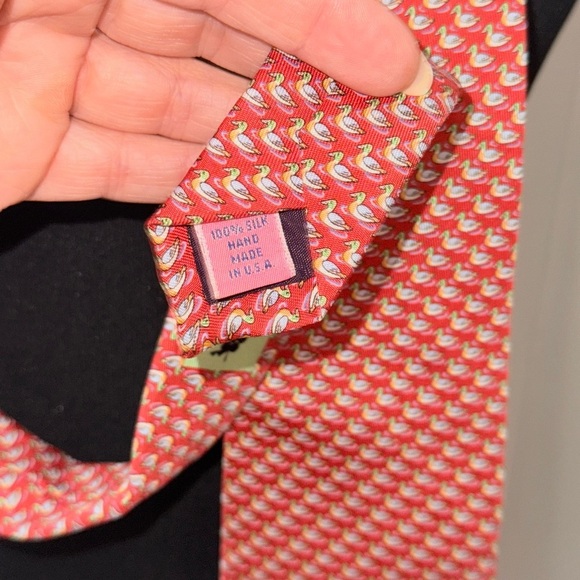 Vineyard Vines • 100% Silk Handmade Duck Printed Tie - Picture 4 of 4